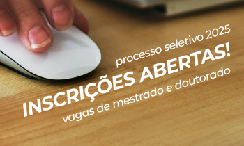 Foto de mão usando um mouse de computador. Sobre a imagem há um texto que diz: “Processo seletivo 2025. Inscrições abertas! Vagas de mestrado e doutorado”.