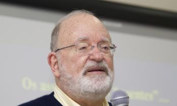retrato do professor Frederic Michael Litto segurando microfone durante apresentação de palestra ou seminário