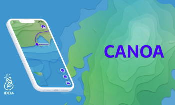 Arte digital. Imagem de um celular branco que mostra o desenho de um mapa azul e verde, similar ao que se estende pelo fundo de toda a imagem. No canto inferior esquerdo, um logo em branco: uma mão estalando os dedos com a palavra “ideia” escrita embaixo, em letras maiúsculas. Também em letras maiúsculas, do lado direito da imagem, há a palavra “canoa” escrita em azul. 