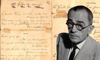 Montagem de imagem com manuscritos amarelados ao fundo e a fotografia em preto e branco de um homem branco, calvo de cabelos escuros, de terno e gravata, usando óculos, no canto inferior direito.