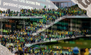 Colagem de imagens. Ao fundo, uma multidão de verde e amarelo, com bandeiras do Brasil, subindo a rampa branca do Congresso Nacional. Essa primeira imagem é sobreposta com códigos de programação em transparência. Nos cantos inferior esquerdo e superior direito, uma colagem triangular de pedaços rasgados de papel de jornal. 