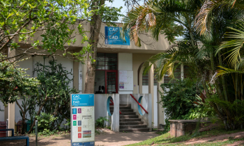 Entrada do prédio do CAC - Departamento de Artes Cênicas