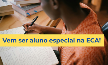 Foto, tirada de cima para baixo, de uma pessoa jovem, negra, vestindo uma blusa estampada laranja. Ela está sentada à frente de uma mesa, onde escreve em um caderno aberto. Sobre a mesa, três livros. em cima da imagem, uma faixa horizontal amarela, com o seguinte texto em azul: vem ser aluno especial na ECA.