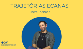 Montagem feita com a foto de um homem branco. Ele está sorrindo. Tem cabelos e barba castanhos, lisos e curtos. Usa uma camiseta preta sob uma camisa cinza aberta e uma corrente prateada. Atrás dele, um círculo azul e um fundo amarelo, onde está escrito, em letras azuis: “Trajetórias Ecanas”, “Iberê Thenório” e o logo da Escola de Comunicações e Artes da Universidade de São Paulo. 
