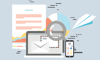 Ilustração em fundo cinza claro de uma composição com vários elementos que simbolizam comunicação digital e análise de dados, com a tela de um laptop no centro, mostrando um envelope branco e o verso de um envelope postal estilizado, uma lupa cinza está parcialmente na frente do laptop e um celular ao lado, com uma interface com avatar e ícones coloridos.  Atrás do notebook há a ilustração de um documento de texto com linhas em laranja e um gráfico em camadas coloridas abaixo, um gráfico de pizza ao lado e 
