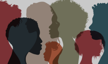 Ilustração digital em fundo cinza claro de sete silhuetas de cabeças parcialmente sobrepostas. As silhuetas têm diferentes cores, olham para a esquerda ou para a direita da imagem e têm cabelos distintos.