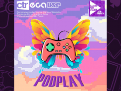 Ilustração da capa do podcast PodPlay. A imagem central é de um controle de Xbox vermelho, com botões nas cores verde, amarelo, azul, laranja, cinza e vermelho. Atrás do controle, a imagem de uma borboleta é feita com formas que lembram respingos de tinta. As cores dela são laranja, amarelo, rosa escuro e azul. Ao fundo, há a ilustração em pixels de um céu com nuvens. As cores são branco, cinza, roxo, violeta, rosa, amarelo e laranja. Na partes superior, há os símbolos das instituições envolvidas no projeto