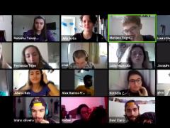 Mosaico composto por imagens de dezoito jovens em uma chamada de vídeo 