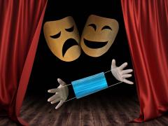 ilustração. duas máscaras de teatro lado a lado. Uma está sorrindo a outra está triste. abaixo, duas mãos com luvas seguram uma máscara contra a covid na cor azul. nas laterais da imagens, cortinas de teatro abertas, na cor vermelha