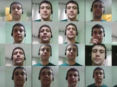 Montagem feita com diversas fotos do rosto de um rapaz jovem. Ele é branco, tem cabelos escuros e curtos e usa um fone de ouvido. Atrás dele, tem-se uma parede verde-claro.
