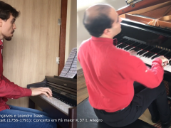 print de tela de video do youtube. A tela é dividida ao meio em cada uma delas há dois homens, um mais jovem e outro um pouco mais velho, tocando piano