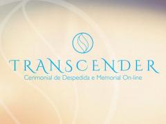 Arte digital com os textos “Transcender” e “Cerimonial de Despedida e Memorial On-line” em letras azuis. Acima deles, também em azul, está o logo do projeto, que é um círculo com três traços curvos dentro dele, formando a ilustração estilizada de uma chama. No fundo, que tem tons claros de laranja, cinza e roxo em degradê, esse logo aparece novamente, mas na cor branca.
