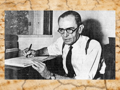 Foto em preto e branco de Graciliano Ramos em que ele aparentemente está escrevendo em um papel. É um homem idoso com cabelos escuros penteados para trás, camisa branca, gravata e suspensório. A foto é composição de uma arte em que o fundo é um chão aparentemente fissurado pela seca