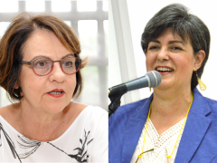 Foto das duas professoras. à esquerda, a professora Maria Cristina, uma mulher branca, aparentemente idosa, olhos castanhos, óculos redondos de armação vermelha e preta, cabelos claros um pouco abaixo das orelhas e a boca aberta como se estivesse falando. Ela usa uma blusa branca. à Direita, a professora Sandra Souza, uma mulher branca, de cabelos curtos e ligeiramente grisalhos. Ela veste uma blusa branca e um blazer azul. Na foto, ela fala ao microfone e sorri.
