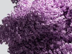 Ilustração digital 3D. Sobre um fundo cinza, milhares de pequenas letras minúsculas, todas da cor lilás, flutuam e amontoam-se, formando um elemento que tem os contornos de uma nuvem. A luz incide de cima para baixo, criando áreas de claridade e de sombra.