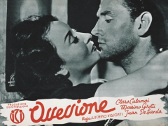 Arte de um cartaz do filme Ossessione (Obsessão). Em destaque, está a foto em preto e branco de um homem e uma mulher. Eles estão próximos, com os queixos encostados, e os braços da mulher estão sobre os ombros do homem. Ela é branca, tem cabelos médios escuros e está maquiada. Ele é branco, tem cabelos curtos escuros e usa barba. Na porção inferior da imagem, em letras vermelhas, estão o título do filme, nomes dos diretores e dos atores e selo da produtora. 