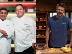 Montagem com duas fotos. À esquerda, dois homens estão sorrindo e olhando para a câmera, ambos vestem uniformes de chefs da gastronomia. Atrás deles, é possível ver detalhes de uma cozinha bem equipada e moderna. À direita, um homem também olha para a câmera e sorri. Ele veste uma camiseta azul e segura uma faca e uma batata. O ambiente é escuro e intimista, os armários e as janelas ao fundo são de madeira.