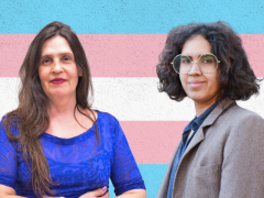 Montagem com fotografias de Alê Vaz Machado e Daniela Abbade à frente da bandeira trans. À esquerda, está Alê, uma mulher branca, de cabelos lisos, longos e castanhos, que veste uma blusa azul de mangas compridas e usa batom vermelho. À direita, está Daniela, uma mulher negra de pele clara, de cabelos ondulados, curtos e escuros, que veste uma camisa azul com um blazer marrom, óculos de armação arredondada e dourada. Ao fundo, está a bandeira trans, com 5 listras horizontais: azul, rosa, branca, rosa e azul