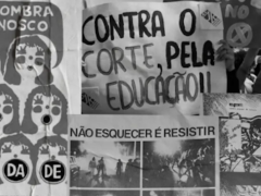 Fotografia  em preto e branco de cartazes. O cartaz da esquerda tem desenhos de mulheres com bocas abertas e diz “Saia da sombra e diga conosco LI BER DA DE - Movimento Feminino”. Há dois cartazes no meio, o de cima tem os escritos “Contra o corte, pela educação” e o de baixo diz “Não esquecer é resistir”, com fotografias de pessoas se manifestando. No cartaz no alto, à direita, está escrito “Educação não é gasto”. Imediatamente abaixo, há diversos desenhos de quadrinhos retratando o  XXX Congresso da UNE.