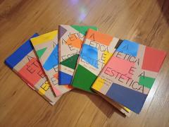Foto de cinco livros cartoneros parcialmente sobrepostos formando um semicírculo. Todos possuem capas de papelão com formas geométricas coloridas e o título “A ética e a estética” em fonte preta. Estão sobre um piso de madeira. 