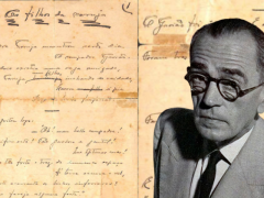 Montagem de imagem com manuscritos amarelados ao fundo e a fotografia em preto e branco de um homem branco, calvo de cabelos escuros, de terno e gravata, usando óculos, no canto inferior direito.