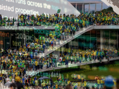 Colagem de imagens. Ao fundo, uma multidão de verde e amarelo, com bandeiras do Brasil, subindo a rampa branca do Congresso Nacional. Essa primeira imagem é sobreposta com códigos de programação em transparência. Nos cantos inferior esquerdo e superior direito, uma colagem triangular de pedaços rasgados de papel de jornal. 