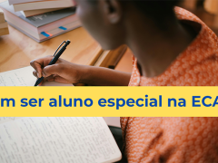 Foto, tirada de cima para baixo, de uma pessoa jovem, negra, vestindo uma blusa estampada laranja. Ela está sentada à frente de uma mesa, onde escreve em um caderno aberto. Sobre a mesa, três livros. em cima da imagem, uma faixa horizontal amarela, com o seguinte texto em azul: vem ser aluno especial na ECA.