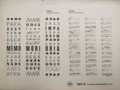 Página amarelada que exibe, no lado esquerdo, um poema concreto, com palavras diversas e fragmentadas, com tipografias diferentes e distribuídas em três colunas. No lado direito, uma partitura musical também distribuída em três colunas. No topo, os dizeres Memos, Augusto de Campos, e Música, Willy Corrêa de Oliveira. No canto inferior direito, um logo com um globo terrestre e os dizeres MCA do Brasil Editora Musical Ltda. 