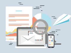 Ilustração em fundo cinza claro de uma composição com vários elementos que simbolizam comunicação digital e análise de dados, com a tela de um laptop no centro, mostrando um envelope branco e o verso de um envelope postal estilizado, uma lupa cinza está parcialmente na frente do laptop e um celular ao lado, com uma interface com avatar e ícones coloridos.  Atrás do notebook há a ilustração de um documento de texto com linhas em laranja e um gráfico em camadas coloridas abaixo, um gráfico de pizza ao lado e 