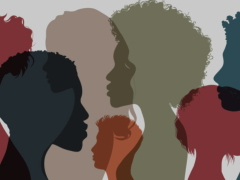 Ilustração digital em fundo cinza claro de sete silhuetas de cabeças parcialmente sobrepostas. As silhuetas têm diferentes cores, olham para a esquerda ou para a direita da imagem e têm cabelos distintos.