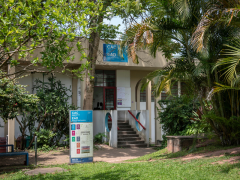 Entrada do prédio do CAC - Departamento de Artes Cênicas