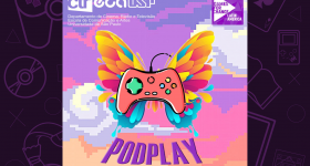 Ilustração da capa do podcast PodPlay. A imagem central é de um controle de Xbox vermelho, com botões nas cores verde, amarelo, azul, laranja, cinza e vermelho. Atrás do controle, a imagem de uma borboleta é feita com formas que lembram respingos de tinta. As cores dela são laranja, amarelo, rosa escuro e azul. Ao fundo, há a ilustração em pixels de um céu com nuvens. As cores são branco, cinza, roxo, violeta, rosa, amarelo e laranja. Na partes superior, há os símbolos das instituições envolvidas no projeto