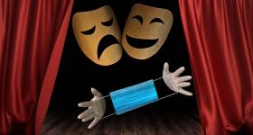 ilustração. duas máscaras de teatro lado a lado. Uma está sorrindo a outra está triste. abaixo, duas mãos com luvas seguram uma máscara contra a covid na cor azul. nas laterais da imagens, cortinas de teatro abertas, na cor vermelha