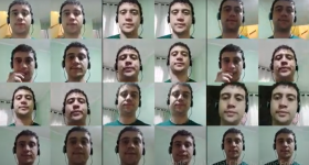 Montagem feita com diversas fotos do rosto de um rapaz jovem. Ele é branco, tem cabelos escuros e curtos e usa um fone de ouvido. Atrás dele, tem-se uma parede verde-claro.
