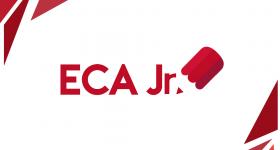 Arte com o logo da ECA Jr., em letras vermelhas sobre fundo branco. No superior esquerdo e no canto inferior direito há triângulos vermelhos de diversos tamanhos.