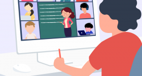 Ilustração digital de menino utilizando um computador para assistir às aulas a distância. O menino usa uma camiseta vermelha e segura um lápis da mesma cor. Na tela do computador, há uma professora escrevendo em uma lousa e a imagem de outros estudantes.