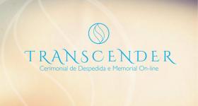 Arte digital com os textos “Transcender” e “Cerimonial de Despedida e Memorial On-line” em letras azuis. Acima deles, também em azul, está o logo do projeto, que é um círculo com três traços curvos dentro dele, formando a ilustração estilizada de uma chama. No fundo, que tem tons claros de laranja, cinza e roxo em degradê, esse logo aparece novamente, mas na cor branca.