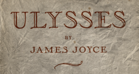 Arte digital composta pelo texto “Ulysses by James Joyce” na cor marrom. O título da obra está em  letras maiúsculas e mais rebuscadas.  O fundo é  um papel desgastado; ele está escurecido, tem marcas de amassado e algumas manchas amareladas