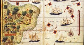 Mapa do Brasil do período colonial. À esquerda, está representada a parte costeira do Brasil, em cor verde-claro, com algumas gravuras de árvores, animais e indígenas. Na parte direita, em branco, está o mar, com desenhos de navios, bandeiras, rosas dos ventos e inscrições em Latim. 