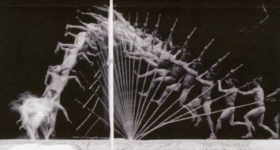 Montagem com sobreposição de fotos sequenciais em preto e branco. Um homem vestindo tanga executa um salto com vara. Devido a sobreposição, é possível acompanhar os diferentes momentos do movimento do atleta, formando uma imagem abstrata.