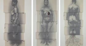 Foto de uma obra com três imagens que retratam a mesma mulher negra. Ela está nua, tem cabelos crespos e curtos e é mostrada, da esquerda para a direita, de perfil, de frente e de costas. As três fotos estão impressas en pedaços de tecidos costurados de forma que o corpo dela parece seccionado. Na primeira foto, há um feto bordado em seu ventre; na segunda, um coração bordado no peito. Na terceira há raízes bordadas no lugar das pernas.