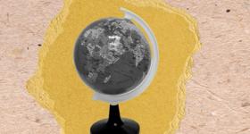 montagem de um globo terrestre decorativo de mesa, preto e branco, sobre um picote de uma folha de papel amarela. O fundo é bege, com texturas