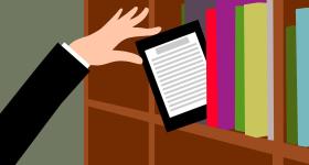  Ilustração de uma estante marrom com um tablet/kindle sendo retirado do meio de alguns livros na parte superior. O objeto está sendo movido por uma pessoa cujo corpo inteiro não aparece na imagem, apenas a mão e antebraço, de cor branca com uma manga comprida preta.