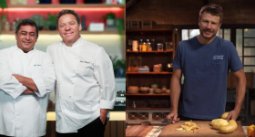 Montagem com duas fotos. À esquerda, dois homens estão sorrindo e olhando para a câmera, ambos vestem uniformes de chefs da gastronomia. Atrás deles, é possível ver detalhes de uma cozinha bem equipada e moderna. À direita, um homem também olha para a câmera e sorri. Ele veste uma camiseta azul e segura uma faca e uma batata. O ambiente é escuro e intimista, os armários e as janelas ao fundo são de madeira.