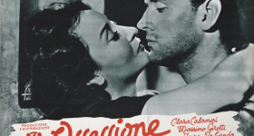 Arte de um cartaz do filme Ossessione (Obsessão). Em destaque, está a foto em preto e branco de um homem e uma mulher. Eles estão próximos, com os queixos encostados, e os braços da mulher estão sobre os ombros do homem. Ela é branca, tem cabelos médios escuros e está maquiada. Ele é branco, tem cabelos curtos escuros e usa barba. Na porção inferior da imagem, em letras vermelhas, estão o título do filme, nomes dos diretores e dos atores e selo da produtora. 