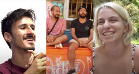 Montagem com três fotos verticais. A primeira, à esquerda,  mostra um homem branco entre 20 e 30 anos, de cavanhaque e cabelos curtos e castanhos, vestindo uma camiseta vinho e sorrindo. Na foto do meio, dois homens negros de pele clara e  barba estão sentados em cima de um freezer  laranja. O homem à esquerda tem o cabelo raspado e veste uma camiseta rosa e tênis amarelos. Já o da direita, veste uma camiseta, sapatos e touca pretos e bermuda bege. A terceira foto, à direita, mostra uma mulher branca, entre