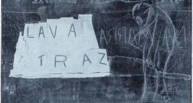 Fotografia de  placa de metal escura com rabiscos e inscrições em branco. No lado esquerdo da imagem, há uma área clara em destaque com as inscrições “LAVA” e “TRAZ” feitas a mão em cor escura. 