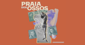 Arte digital composta por uma colagem de imagens em fundo laranja. No centro, o recorte da foto de uma mulher branca de cabelos lisos e tamanho médio. Ela está em pé, sorri e tem um dos braços atrás da cabeça, usa um macacão justo estampado com um cinto e sapatos fechados. Uma linha branca passa em volta dessa foto e, atrás dela, recortes de outras fotos dela, filmes fotográficos e um documento manuscrito. No canto inferior, o logo da Rádio Novelo, uma linha em zig zag. No topo, o texto Praia dos Ossos.