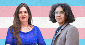 Montagem com fotografias de Alê Vaz Machado e Daniela Abbade à frente da bandeira trans. À esquerda, está Alê, uma mulher branca, de cabelos lisos, longos e castanhos, que veste uma blusa azul de mangas compridas e usa batom vermelho. À direita, está Daniela, uma mulher negra de pele clara, de cabelos ondulados, curtos e escuros, que veste uma camisa azul com um blazer marrom, óculos de armação arredondada e dourada. Ao fundo, está a bandeira trans, com 5 listras horizontais: azul, rosa, branca, rosa e azul