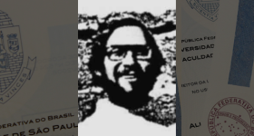 Foto montagem em preto e branco de um homem branco de cabelos lisos e barba escura. Ele usa óculos de armação escura e quadrada. Atrás dele, recortes de diplomas da USP